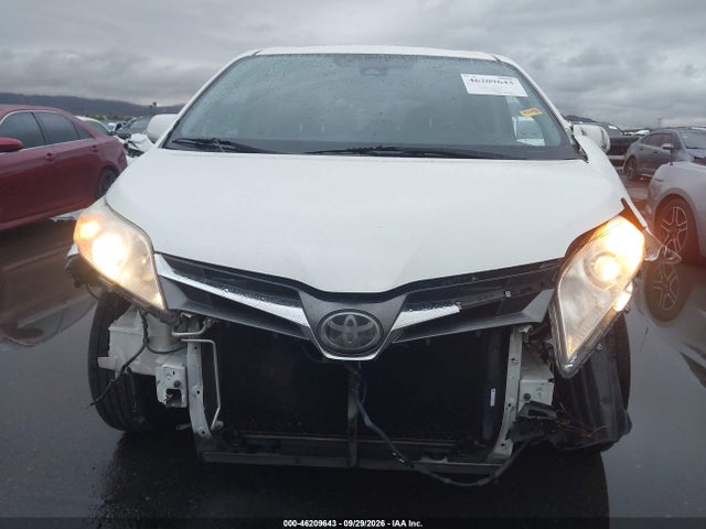 5TDYZ3DC6JS912130 Toyota Sienna Xle 8 Passenger
