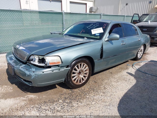 2004 Lincoln Town Car Signature მანქანა იყიდება აუქციონზე, vin: 1LNHM81W84Y629131, აუქციონის ნომერი: 46209761