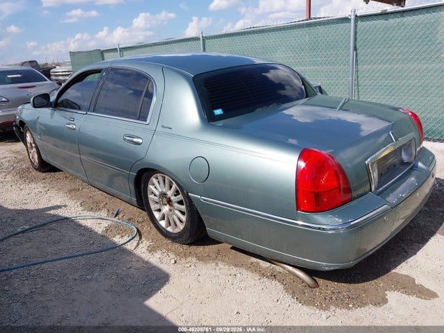2004 Lincoln Town Car Signature მანქანა იყიდება აუქციონზე, vin: 1LNHM81W84Y629131, აუქციონის ნომერი: 46209761