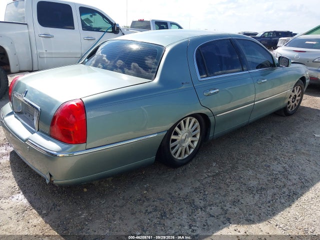 2004 Lincoln Town Car Signature მანქანა იყიდება აუქციონზე, vin: 1LNHM81W84Y629131, აუქციონის ნომერი: 46209761