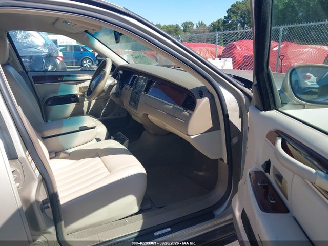 Продажа на аукционе авто 2004 Lincoln Town Car Signature, vin: 1LNHM81W84Y672240, номер лота: 46209963