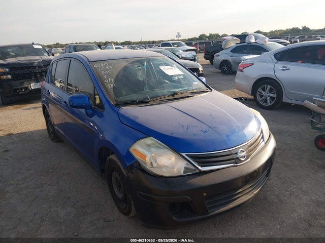 46210652 :رقم المزاد ، 3N1BC1CP6AL466327 vin ، 2010 Nissan Versa 1.8s مزاد بيع