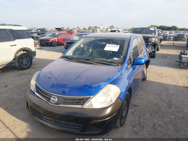 46210652 :رقم المزاد ، 3N1BC1CP6AL466327 vin ، 2010 Nissan Versa 1.8s مزاد بيع