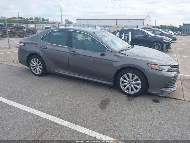 46211141 :رقم المزاد ، 4T1B11HK3JU637794 vin ، 2018 Toyota Camry Le مزاد بيع
