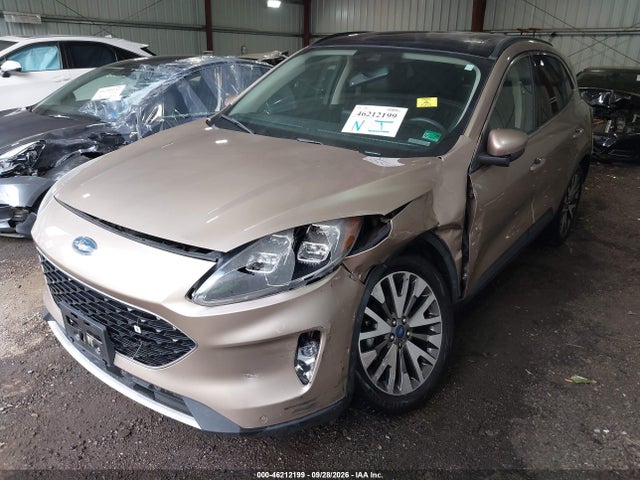 46212199 :رقم المزاد ، 1FMCU0DZXLUA70656 vin ، 2020 Ford Escape Titanium Hybrid مزاد بيع