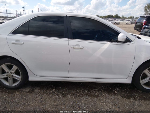 46212587 :رقم المزاد ، 4T1BF1FK5EU303471 vin ، 2014 Toyota Camry Se مزاد بيع
