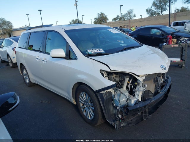 46214243 :رقم المزاد ، 5TDYK3DC2FS625993 vin ، 2015 Toyota Sienna Xle Premium 8 Passenger مزاد بيع
