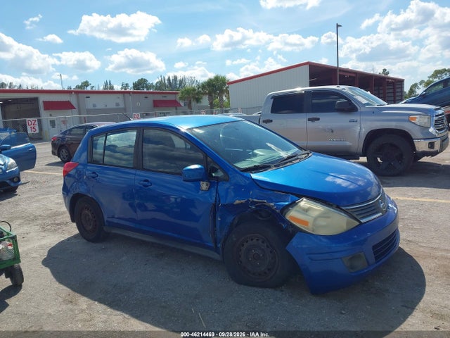 46214469 :رقم المزاد ، 3N1BC13EX8L443772 vin ، 2008 Nissan Versa 1.8s مزاد بيع