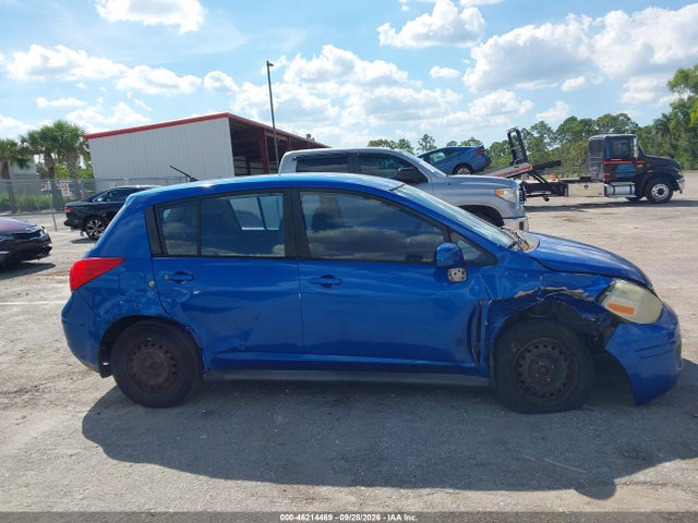 46214469 :رقم المزاد ، 3N1BC13EX8L443772 vin ، 2008 Nissan Versa 1.8s مزاد بيع
