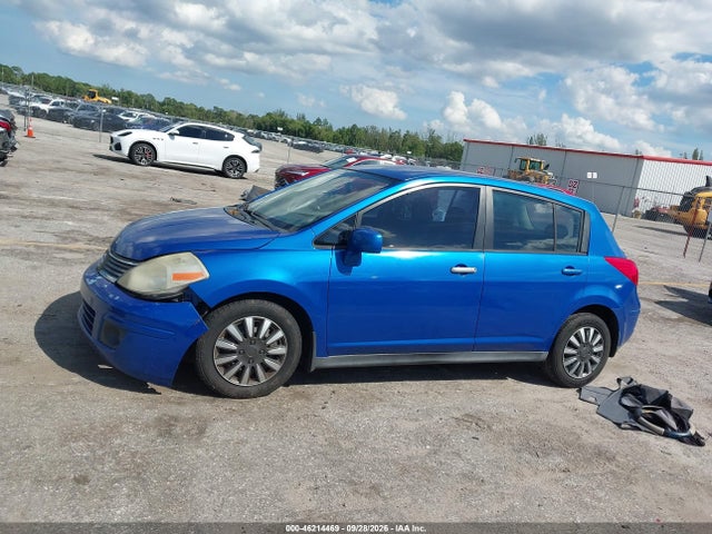 46214469 :رقم المزاد ، 3N1BC13EX8L443772 vin ، 2008 Nissan Versa 1.8s مزاد بيع