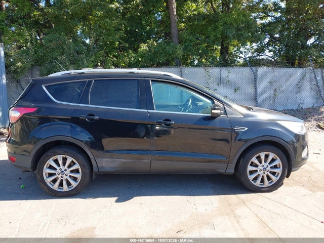 46215658 :رقم المزاد ، 1FMCU0JD5HUC20074 vin ، 2017 Ford Escape Titanium مزاد بيع