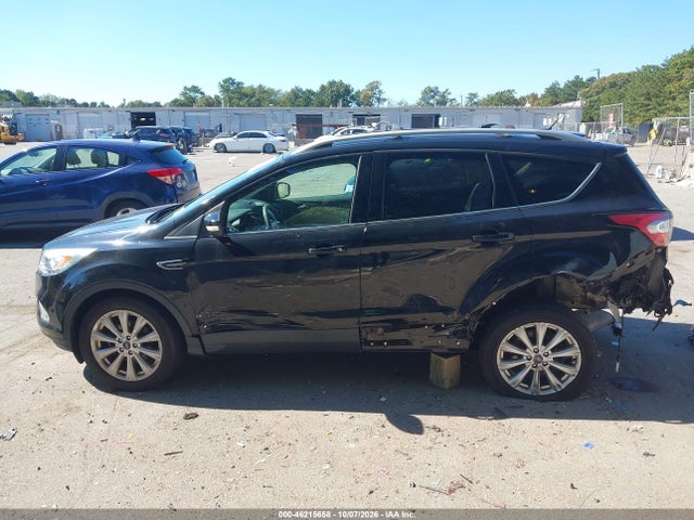 46215658 :رقم المزاد ، 1FMCU0JD5HUC20074 vin ، 2017 Ford Escape Titanium مزاد بيع