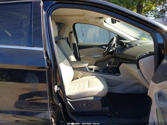46215658 :رقم المزاد ، 1FMCU0JD5HUC20074 vin ، 2017 Ford Escape Titanium مزاد بيع