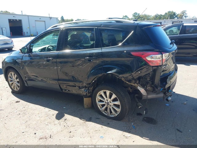 46215658 :رقم المزاد ، 1FMCU0JD5HUC20074 vin ، 2017 Ford Escape Titanium مزاد بيع