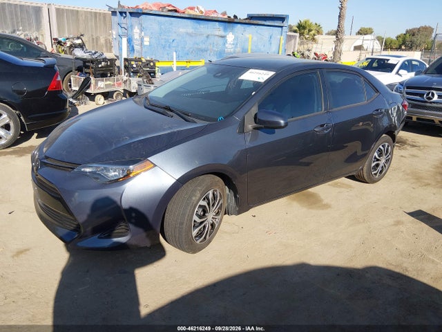 46216249 :رقم المزاد ، 2T1BURHE0JC052687 vin ، 2018 Toyota Corolla Le مزاد بيع