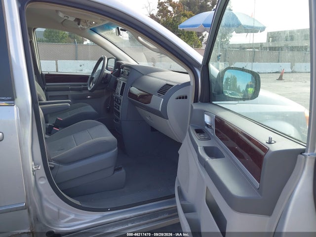 46217470 :رقم المزاد ، 2A4RR5D12AR324100 vin ، 2010 Chrysler Town & Country Touring مزاد بيع