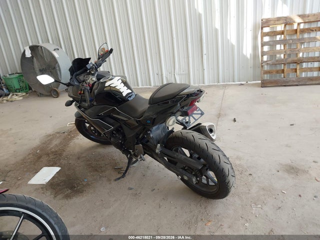 Suzuki GSX250R 2018 LC6DN11A3J1100987 Image 3