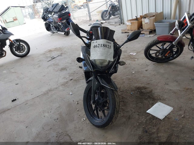 Suzuki GSX250R 2018 LC6DN11A3J1100987 Image 5