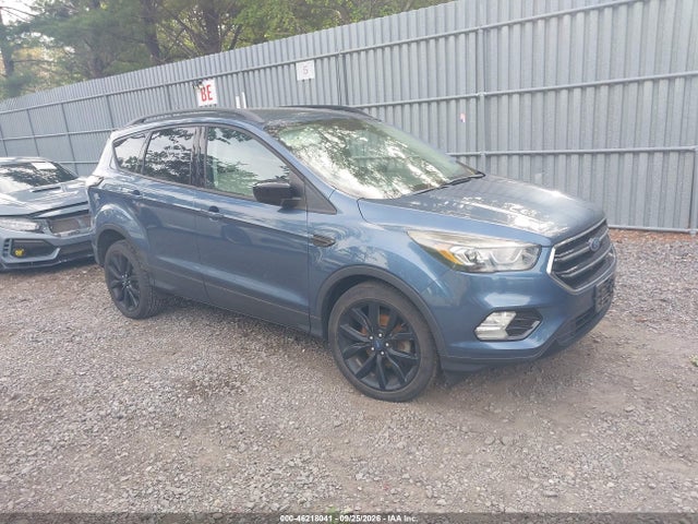 46218041 :رقم المزاد ، 1FMCU0HD2JUC33053 vin ، 2018 Ford Escape Sel مزاد بيع