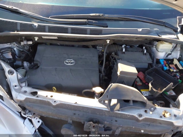 46219229 :رقم المزاد ، 5TDYK3DC2FS677558 vin ، 2015 Toyota Sienna Xle Premium 8 Passenger مزاد بيع