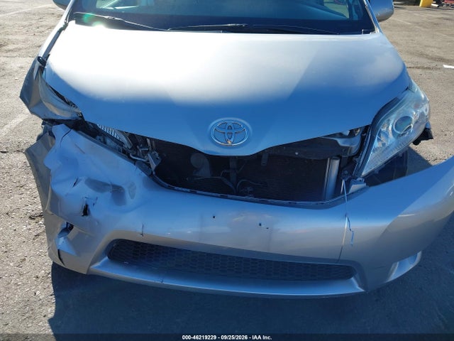 46219229 :رقم المزاد ، 5TDYK3DC2FS677558 vin ، 2015 Toyota Sienna Xle Premium 8 Passenger مزاد بيع