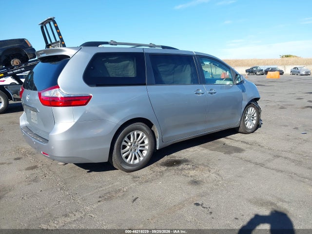 46219229 :رقم المزاد ، 5TDYK3DC2FS677558 vin ، 2015 Toyota Sienna Xle Premium 8 Passenger مزاد بيع