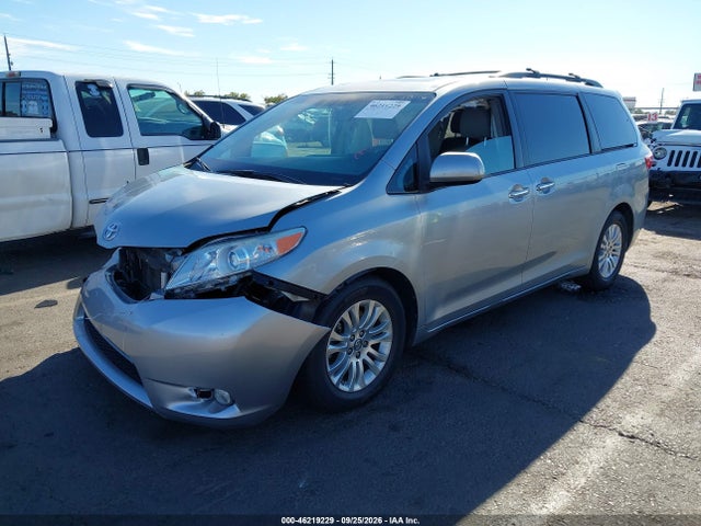 46219229 :رقم المزاد ، 5TDYK3DC2FS677558 vin ، 2015 Toyota Sienna Xle Premium 8 Passenger مزاد بيع