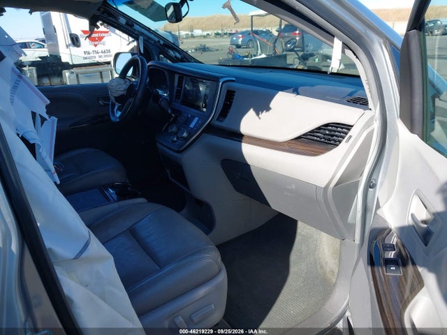 46219229 :رقم المزاد ، 5TDYK3DC2FS677558 vin ، 2015 Toyota Sienna Xle Premium 8 Passenger مزاد بيع
