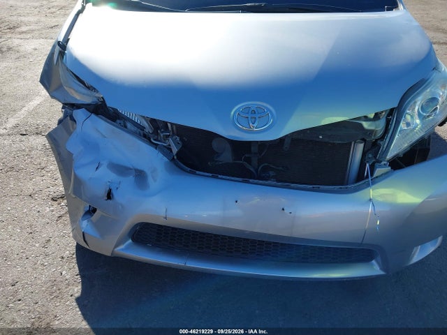 46219229 :رقم المزاد ، 5TDYK3DC2FS677558 vin ، 2015 Toyota Sienna Xle Premium 8 Passenger مزاد بيع