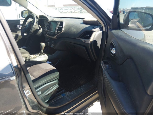 1C4PJLCB9HW560201 Jeep Cherokee Latitude Fwd