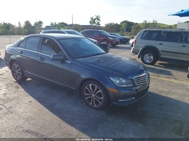 2014 Mercedes-benz C 300 Luxury 4matic მანქანა იყიდება აუქციონზე, vin: WDDGF8AB8ER323538, აუქციონის ნომერი: 46220756