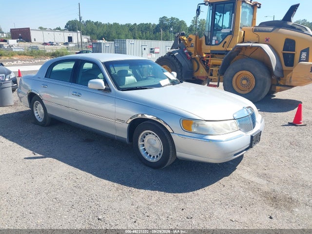 Продаж на аукціоні авто 2001 Lincoln Town Car Signature, vin: 1LNHM82W51Y608103, номер лоту: 46221332