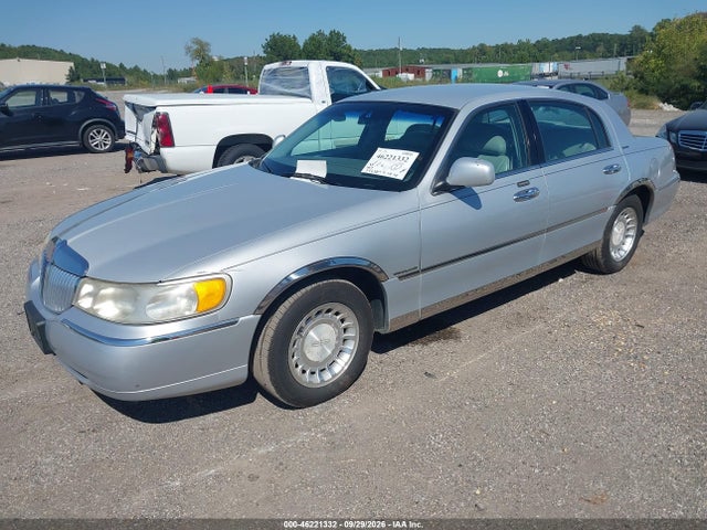Продаж на аукціоні авто 2001 Lincoln Town Car Signature, vin: 1LNHM82W51Y608103, номер лоту: 46221332