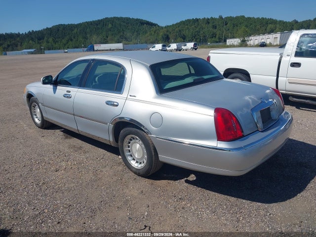 Продаж на аукціоні авто 2001 Lincoln Town Car Signature, vin: 1LNHM82W51Y608103, номер лоту: 46221332
