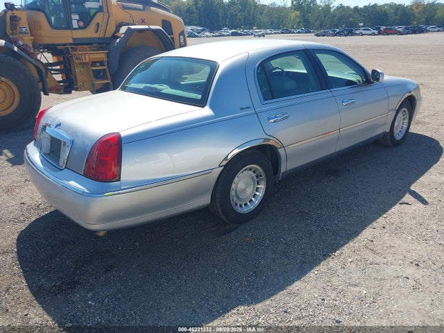 Продаж на аукціоні авто 2001 Lincoln Town Car Signature, vin: 1LNHM82W51Y608103, номер лоту: 46221332
