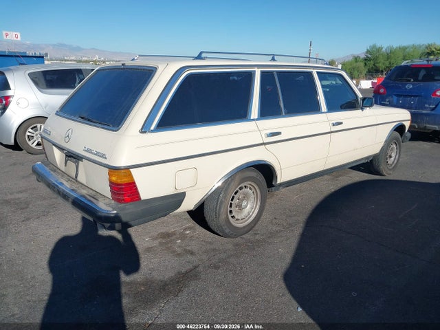 46223754 :رقم المزاد ، WDBAB93A2CN006282 vin ، 1982 Mercedes-benz 300 Tdt مزاد بيع