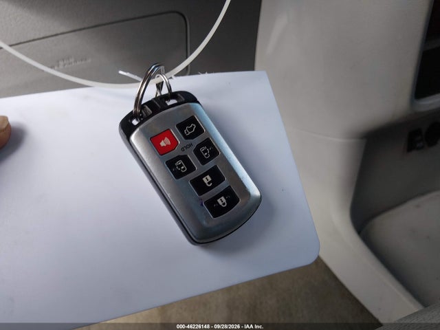 46226148 :رقم المزاد ، 5TDYK3DC3CS214811 vin ، 2012 Toyota Sienna Xle V6 8 Passenger مزاد بيع