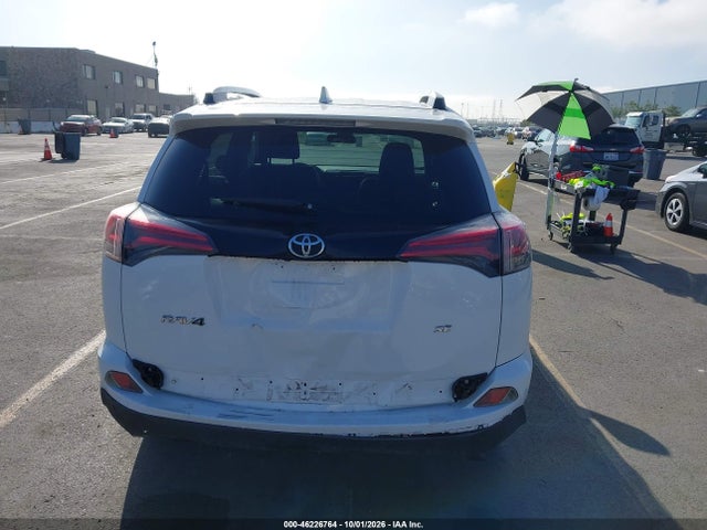 2T3NFREV9GW256950 Toyota RAV4 SE
