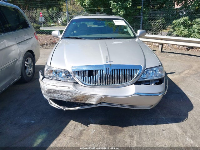 46227465 :رقم المزاد ، 1LNHM82W95Y661912 vin ، 2005 Lincoln Town Car Signature Limited مزاد بيع