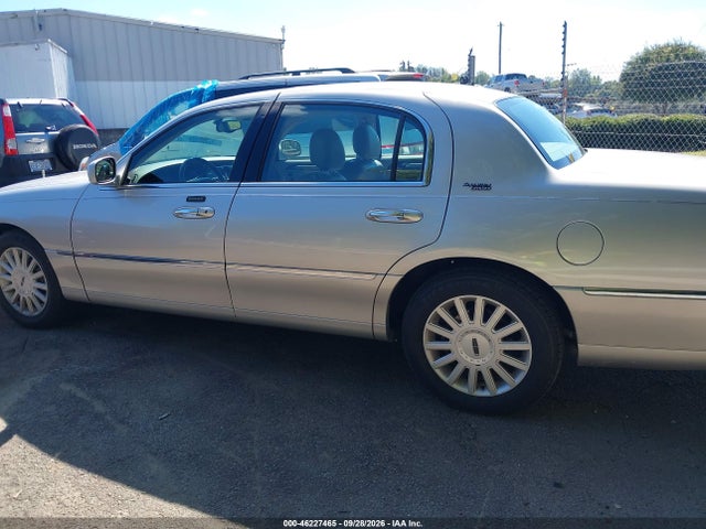 46227465 :رقم المزاد ، 1LNHM82W95Y661912 vin ، 2005 Lincoln Town Car Signature Limited مزاد بيع