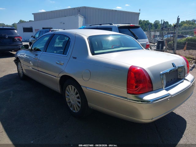 46227465 :رقم المزاد ، 1LNHM82W95Y661912 vin ، 2005 Lincoln Town Car Signature Limited مزاد بيع