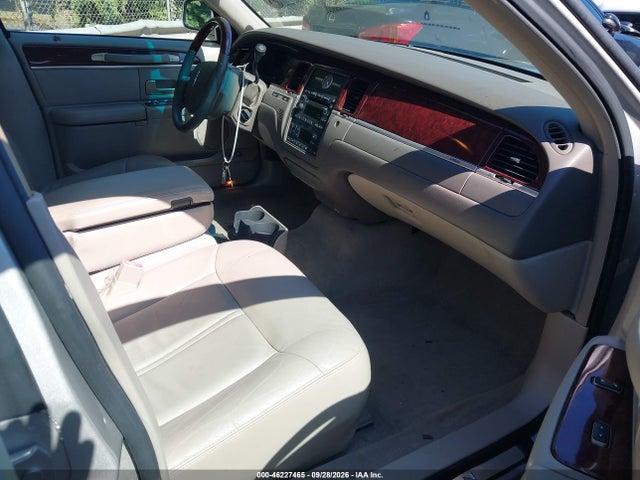 46227465 :رقم المزاد ، 1LNHM82W95Y661912 vin ، 2005 Lincoln Town Car Signature Limited مزاد بيع