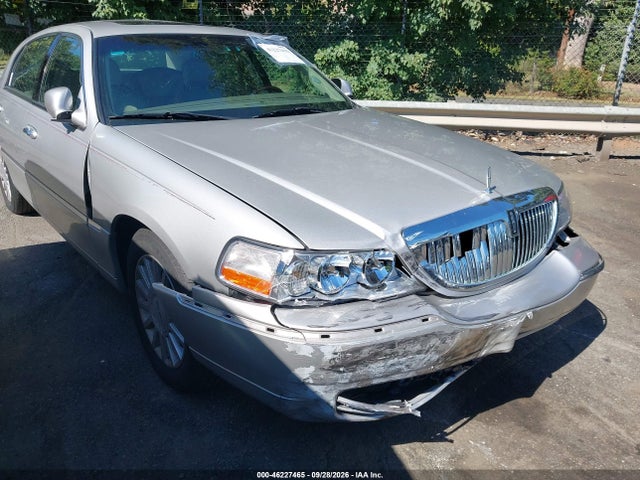 46227465 :رقم المزاد ، 1LNHM82W95Y661912 vin ، 2005 Lincoln Town Car Signature Limited مزاد بيع