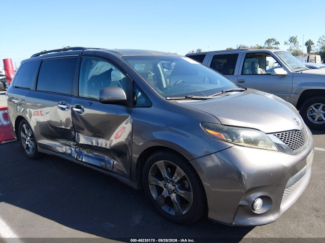 5TDXK3DC7FS660475 Toyota Sienna Se 8 Passenger