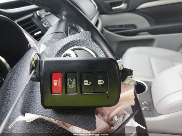 Продаж на аукціоні авто 2018 Toyota Highlander Xle, vin: 5TDJZRFH4JS532510, номер лоту: 46231582
