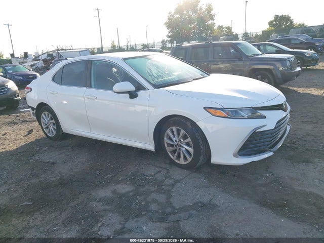 46231875 :رقم المزاد ، 4T1C11AK4NU683686 vin ، 2022 Toyota Camry Le مزاد بيع