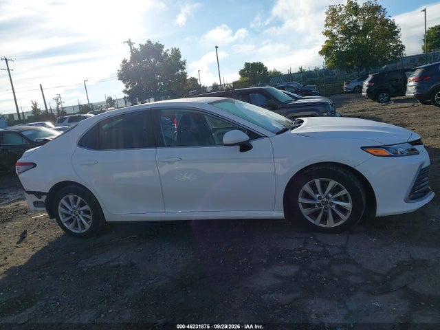46231875 :رقم المزاد ، 4T1C11AK4NU683686 vin ، 2022 Toyota Camry Le مزاد بيع