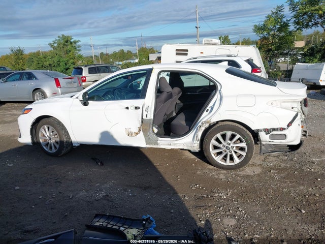 46231875 :رقم المزاد ، 4T1C11AK4NU683686 vin ، 2022 Toyota Camry Le مزاد بيع