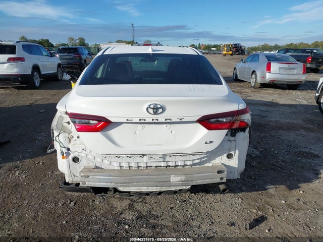 46231875 :رقم المزاد ، 4T1C11AK4NU683686 vin ، 2022 Toyota Camry Le مزاد بيع