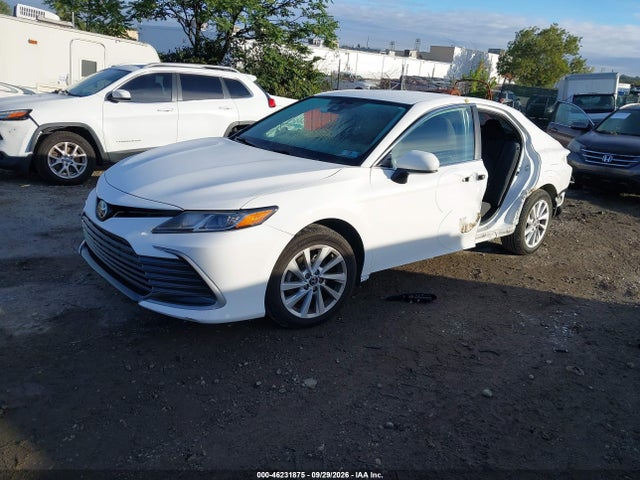 46231875 :رقم المزاد ، 4T1C11AK4NU683686 vin ، 2022 Toyota Camry Le مزاد بيع